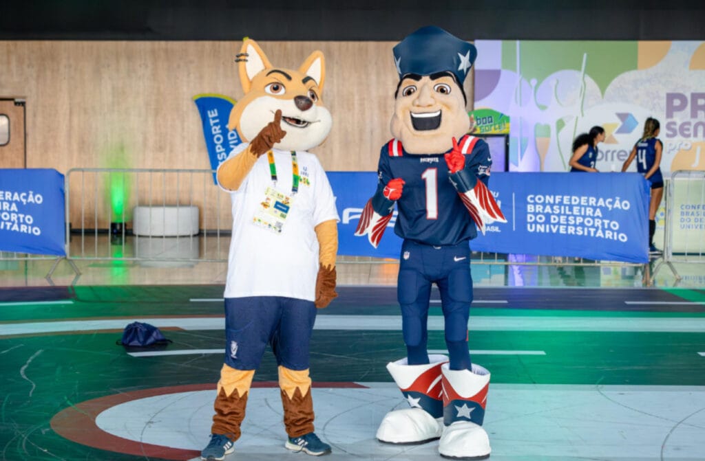 Mascote do time de futebol americano New England Patriots visita JUBs em Brasília