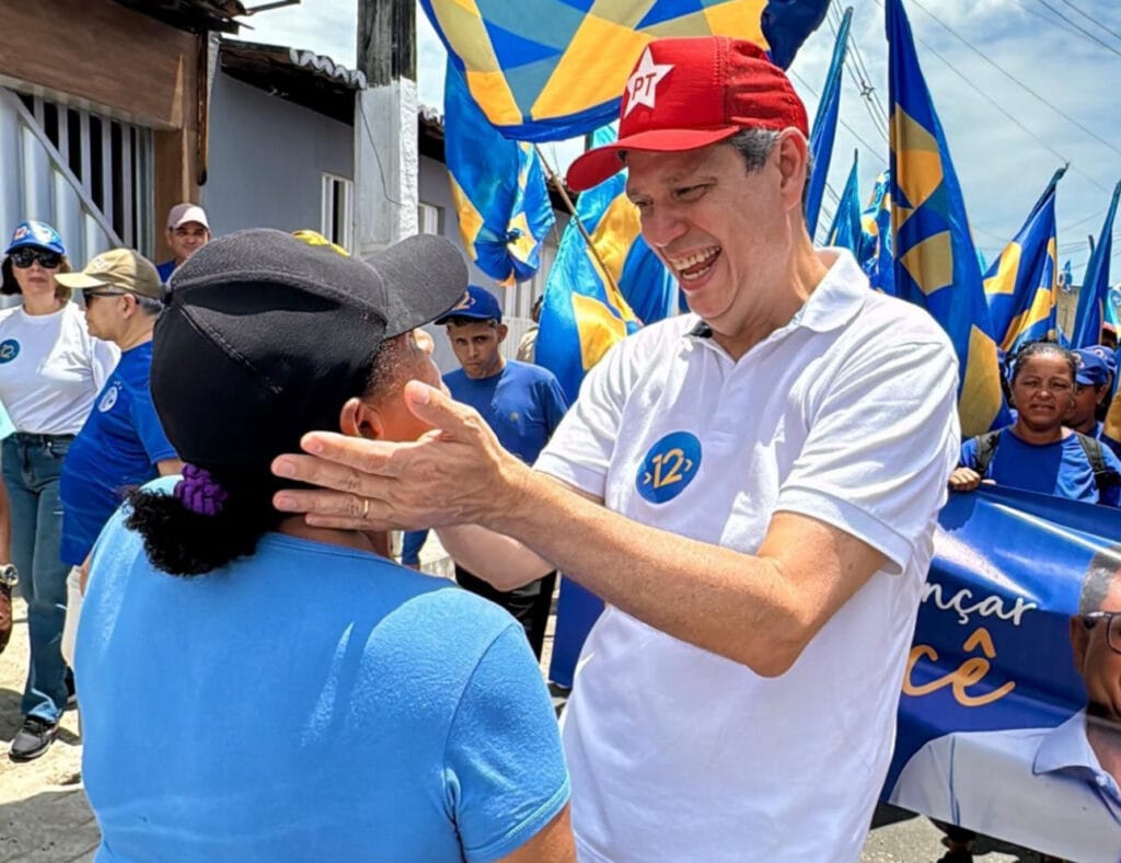 Márcio Macedo participa de caminhada do 12 ao lado de Luiz Roberto no Coqueiral