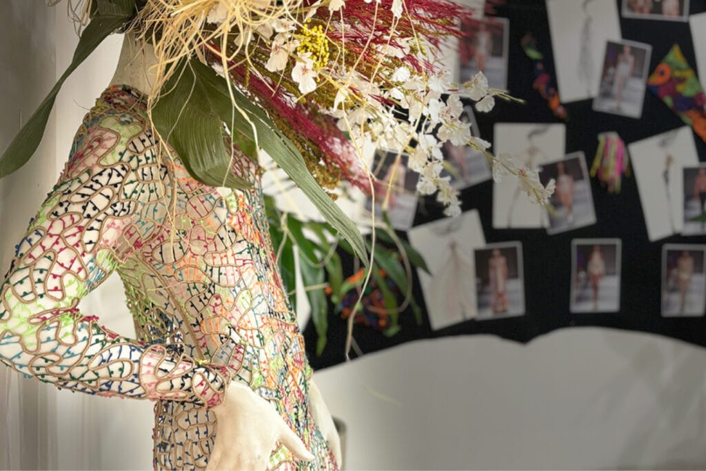 Artesãs de Divina Pastora promovem oficina gratuita de renda irlandesa