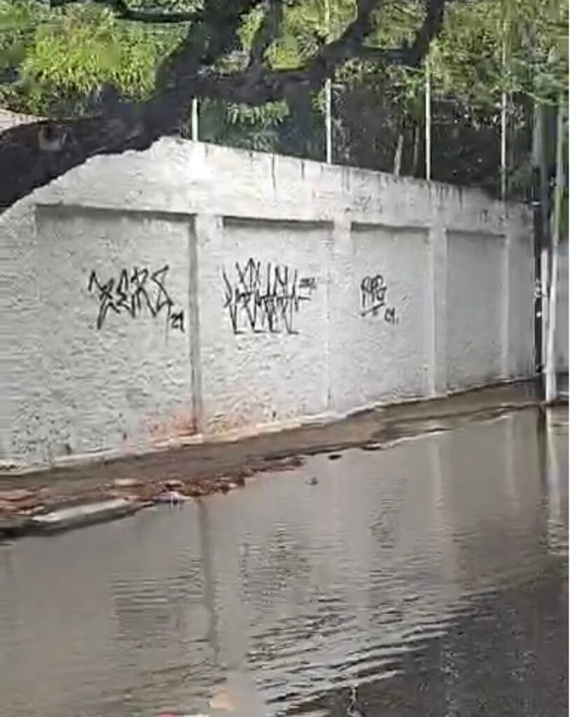 Tubulação da Deso rompe e causa alagamento em rua do bairro São José, em Aracaju
