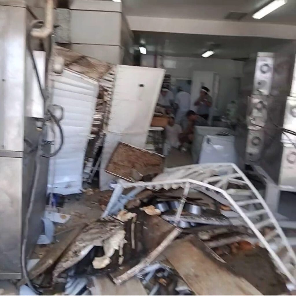 Carro desgovernado invade delicatessen no bairro Jardins, em Aracaju