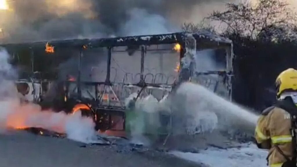 Colisão entre ônibus e moto seguida de incêndio deixa uma vítima fatal em Nossa Senhora do Socorro