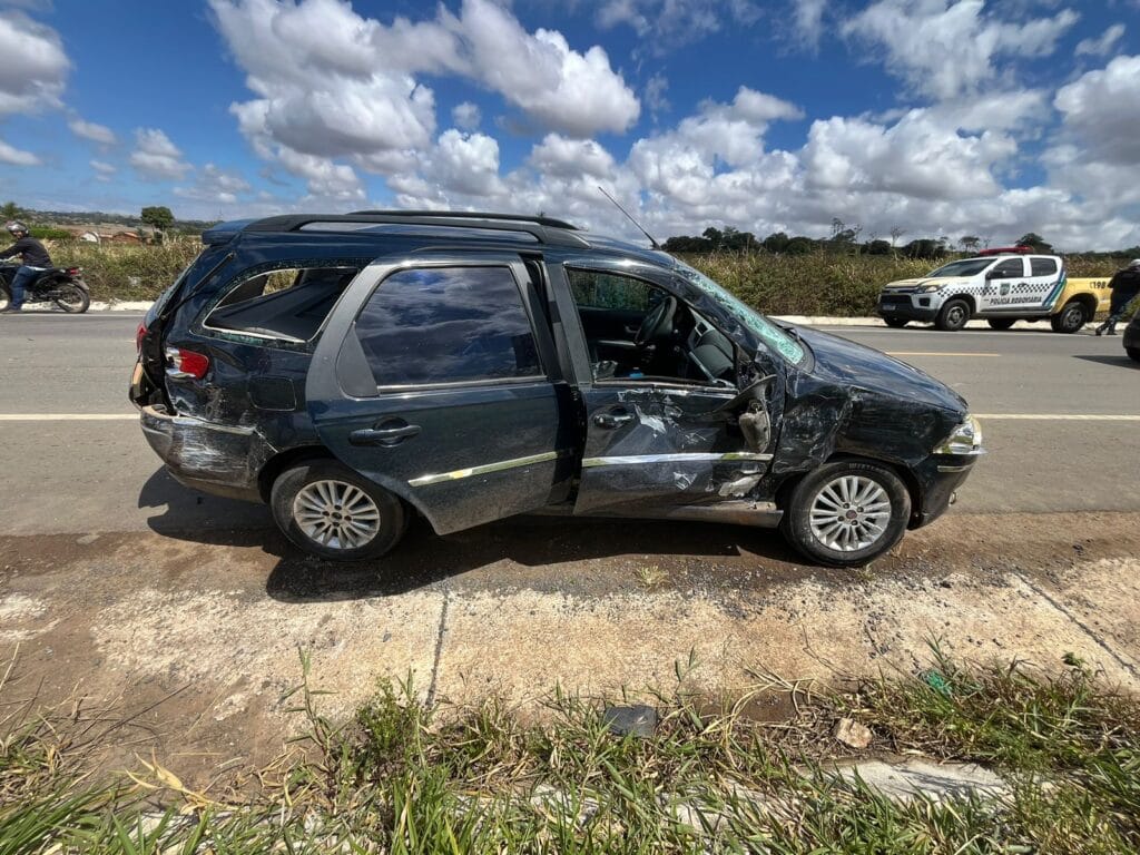 Colisão lateral deixa duas pessoas feridas na SE-361