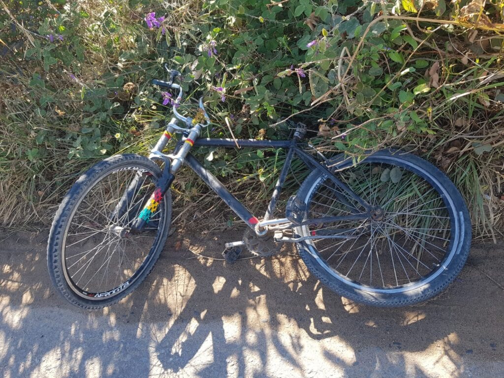 Colisão frontal entre motocicleta e bicicleta na SE-050 deixa condutora hospitalizada