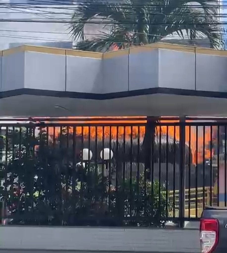 Incêndio atinge área interna de colégio particular no Centro de Aracaju