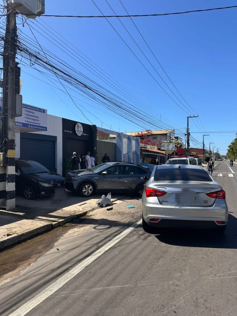 Acidente na rodovia SE-050 em Aracaju envolve três veículos estacionados
