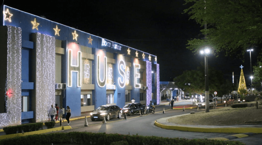 Hospital de Urgências de Sergipe é iluminado com decoração especial de Natal
