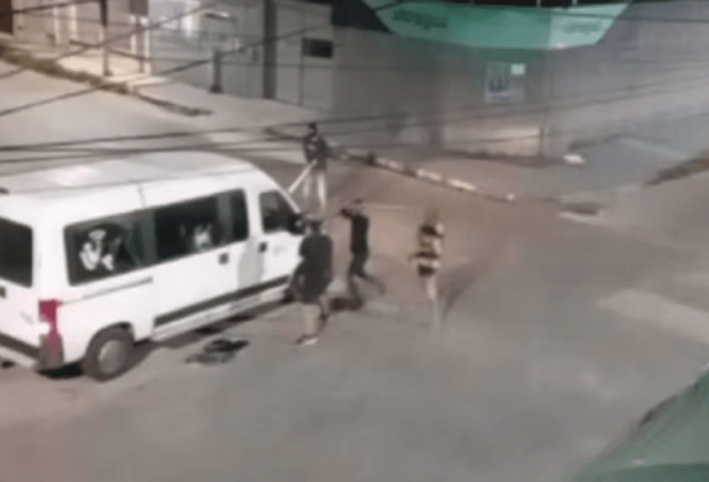 ATAQUE A VAN DE TORCEDORES DE ALAGOAS DEIXA DOIS FERIDOS NO BAIRRO INDUSTRIAL, EM ARACAJU
