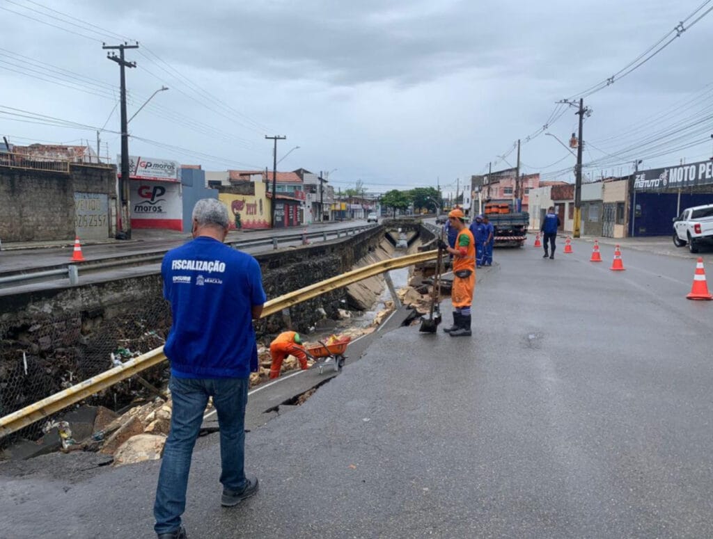 Trecho da Avenida Gentil Tavares cede após fortes chuvas em Aracaju