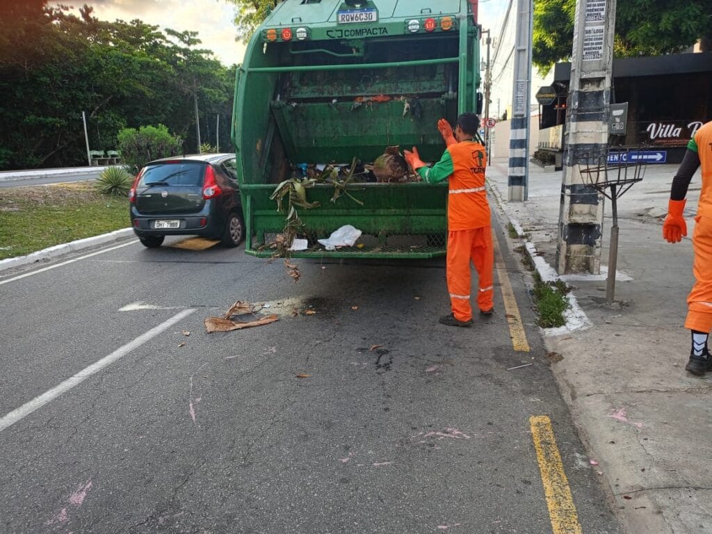Desde as primeiras horas de hoje, a coleta do lixo já está sendo realizada neste primeiro dia do ano de 2025, como garantido pela prefeita Emília Corrêa.