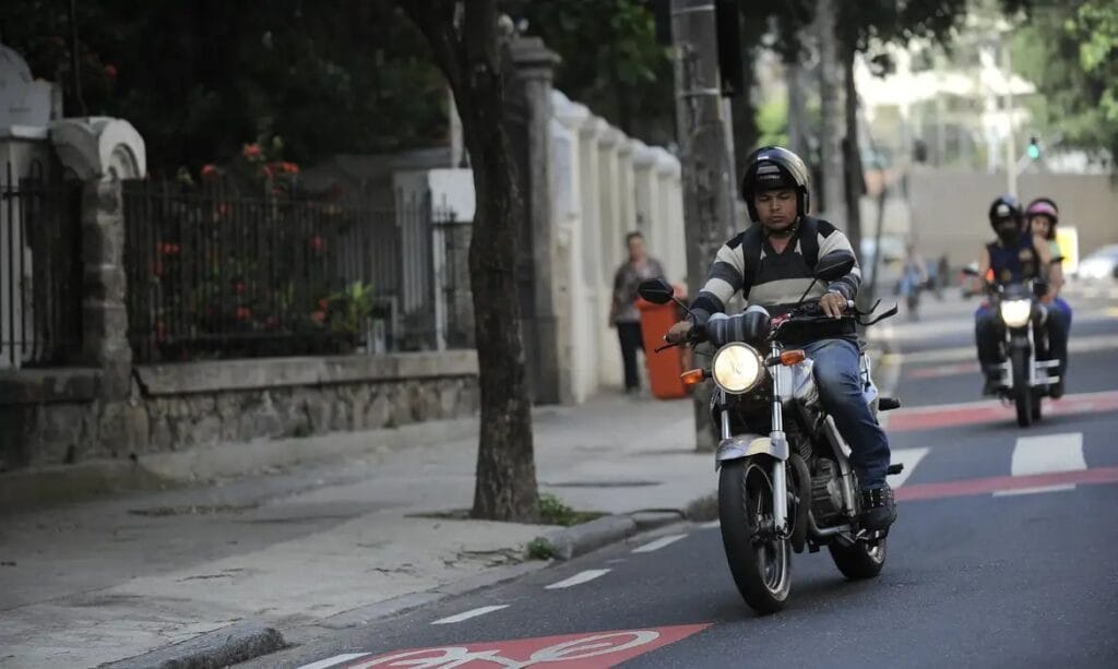 Prefeitura de São Paulo começa a apreender mototáxis
