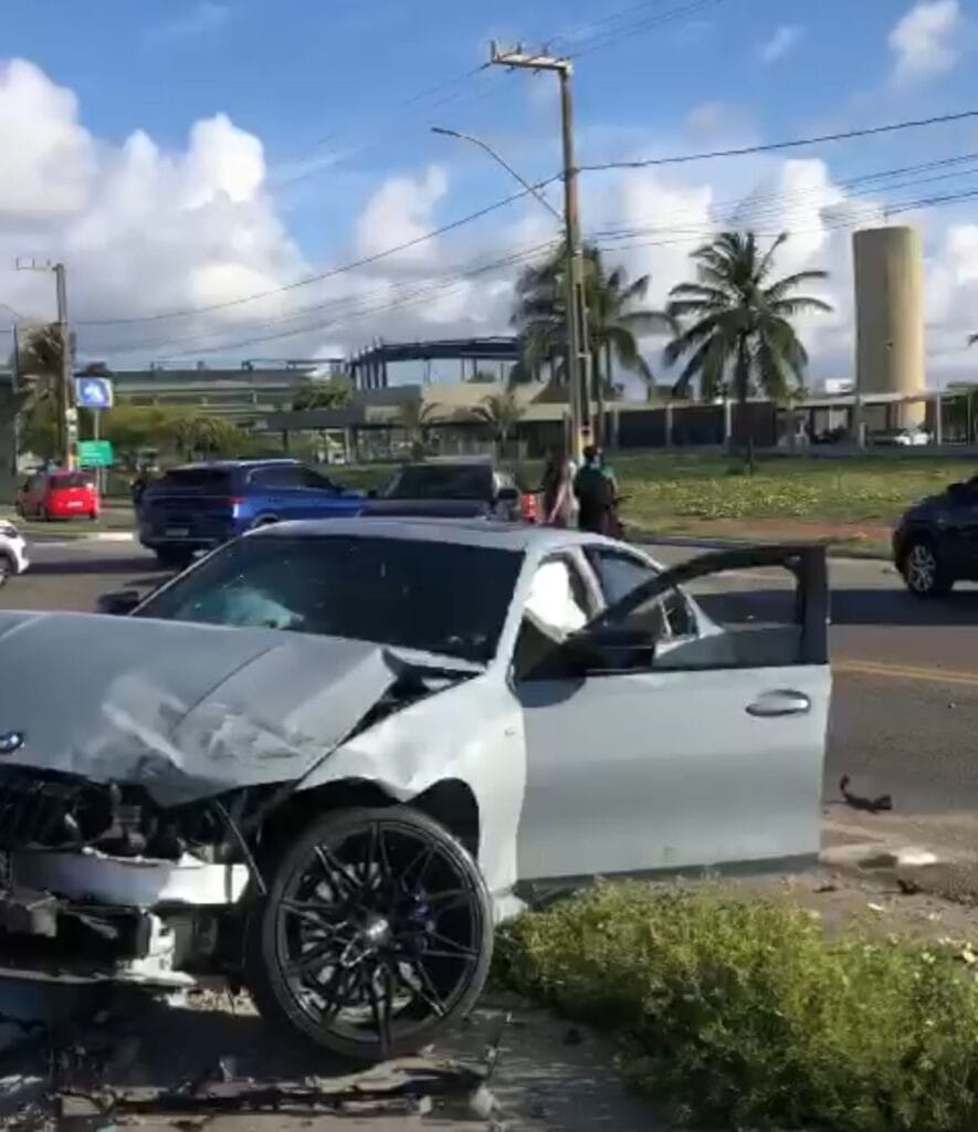 BMW em alta velocidade bate em outro veículo e derruba poste na Barra dos Coqueiros