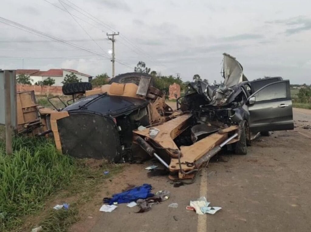 Acidente entre caminhonete e trator deixa vítima fatal na Rota do Sertão