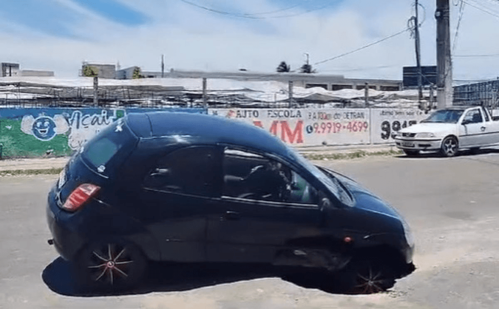 Carro cai em buraco após asfalto ceder no bairro São Conrado, Aracaju