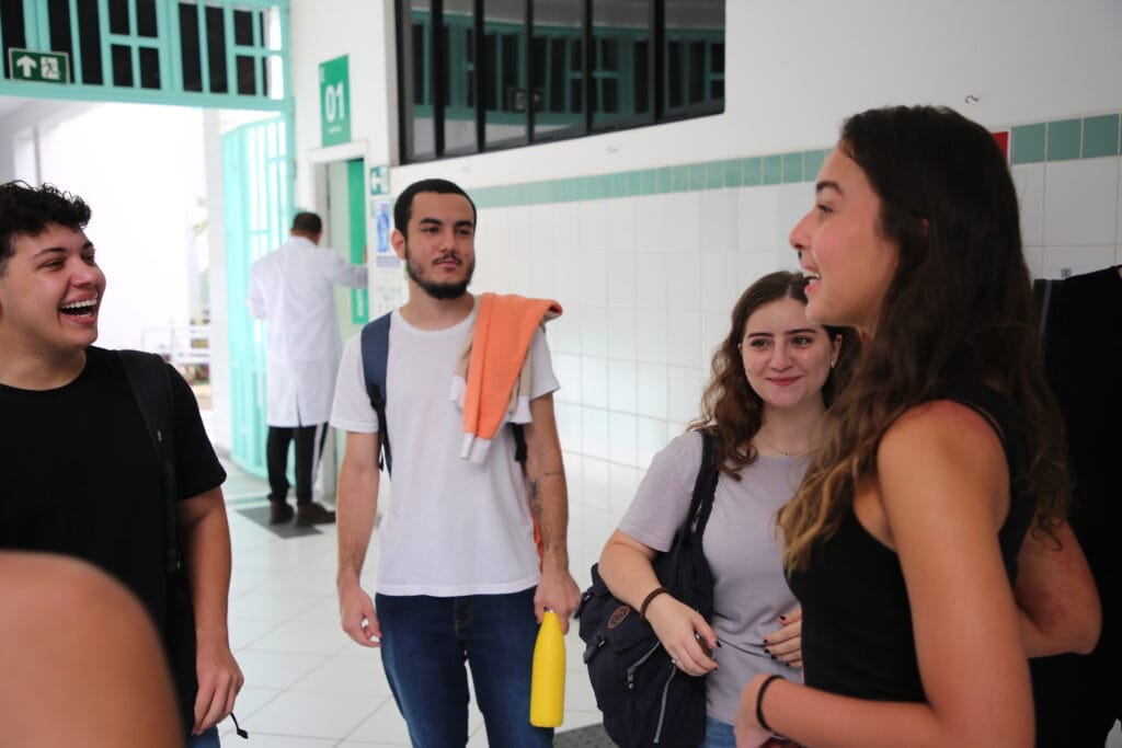 Como a timidez ou a extroversão podem influir na comunicação com as pessoas