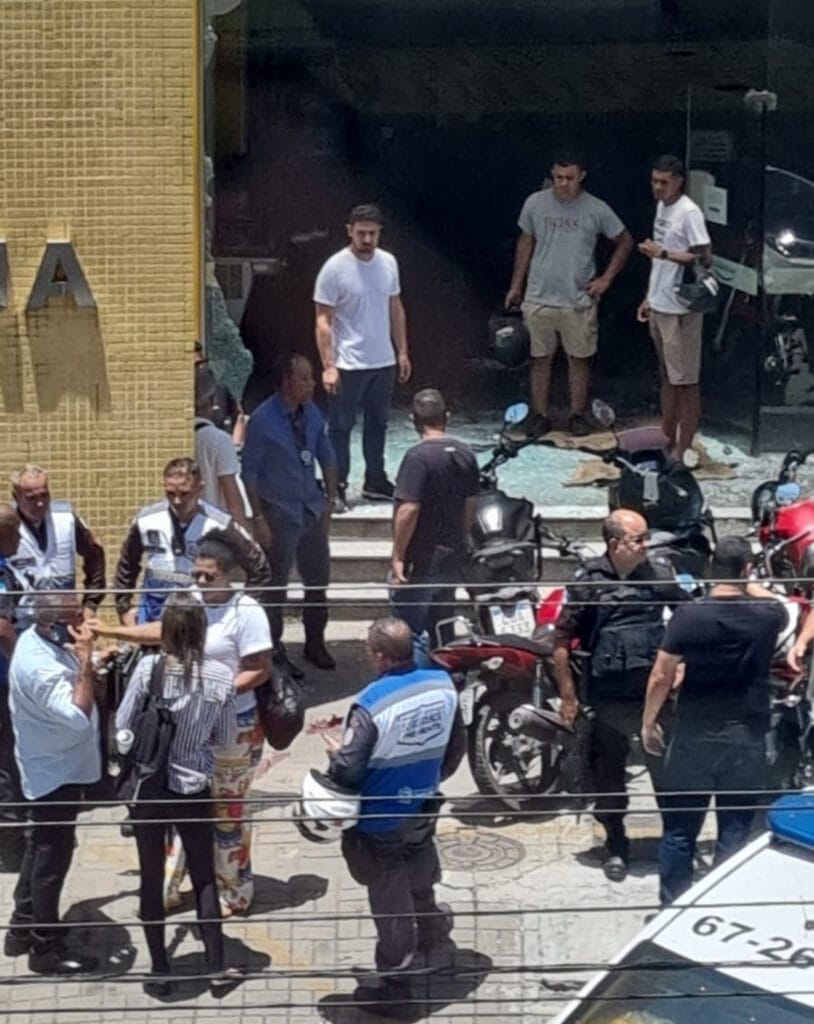 Policial é morto após atirar na namorada e em colegas dentro de delegacia