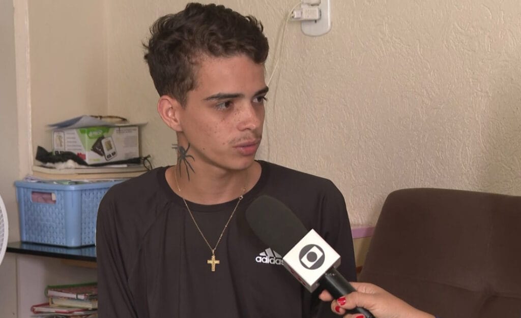 Jovem é preso por engano por dívida de pensão alimentícia e passa 24 horas na prisão