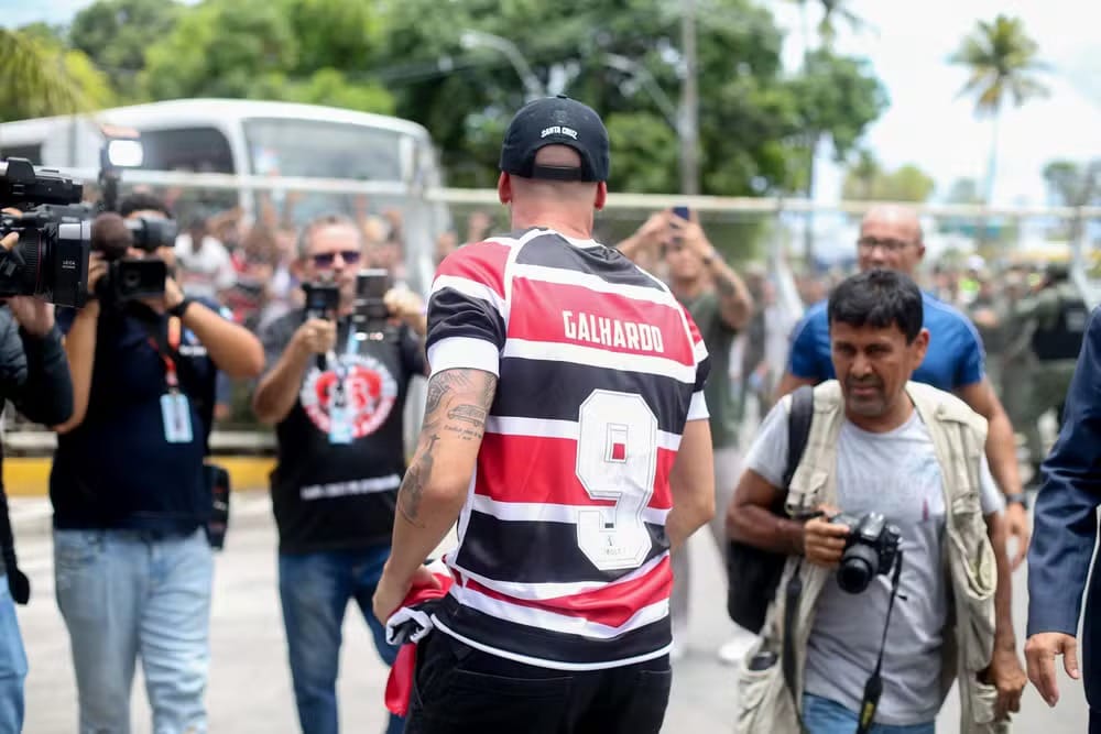 Atacante Thiago Galhardo explica decisão de jogar no Santa Cruz: “É um clube que mexe comigo”