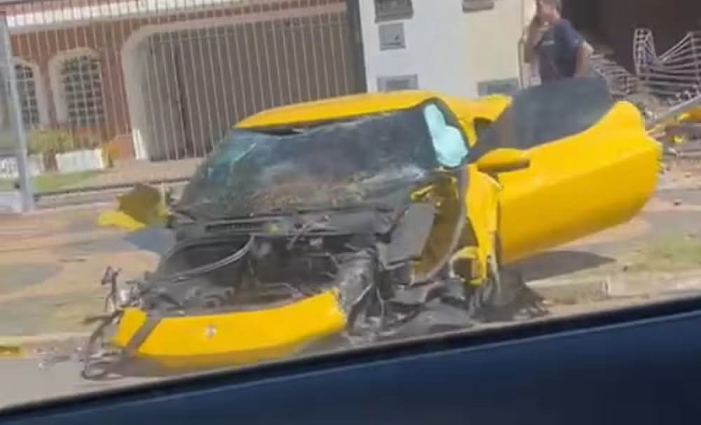 Ferrari de R$ 3,2 milhões se envolve em acidente e bate em muro em Campinas (SP)