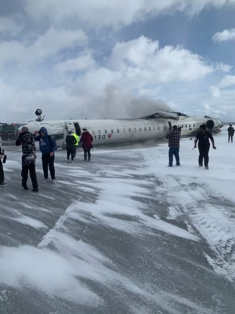 Vídeo: avião da Delta capota durante pouso em Toronto