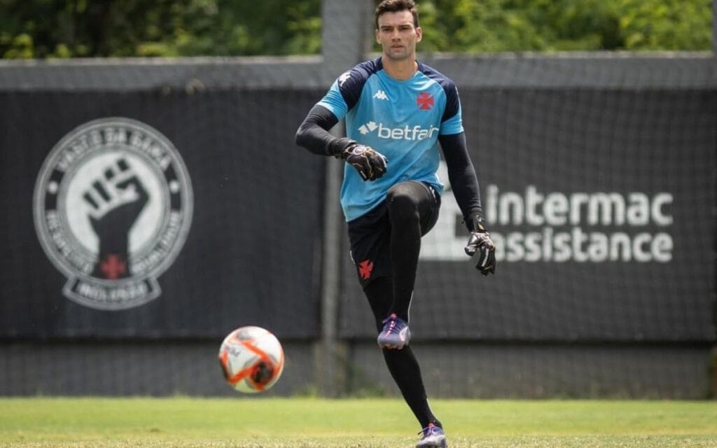 Vasco encaminha renovação com goleiro Léo Jardim