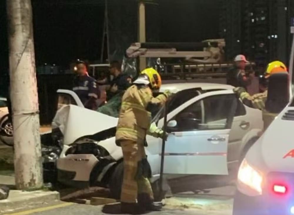 Motorista morre e três ficam feridos após colisão contra poste em Aracaju