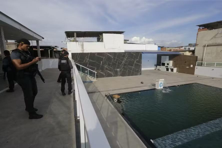 Polícia faz operação em mansão de traficante Peixão, no Rio, com piscina e até Estrela de Davi