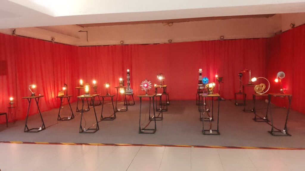 A Exposição “Transformando Sucata em Arte” do artista Dom Pepe está acontecendo na Ferreira Costa