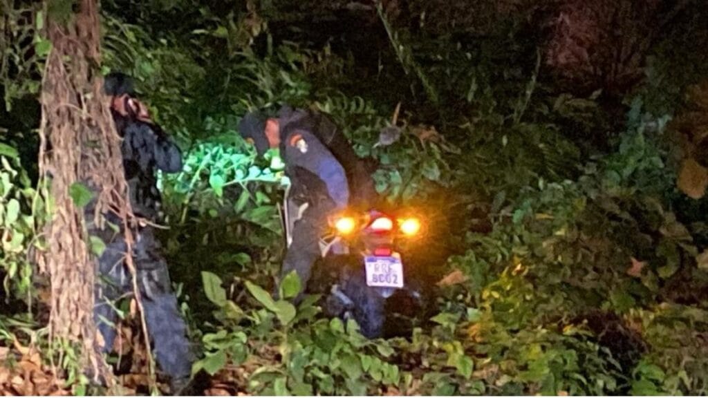 Polícia encontra moto roubada em mangue do bairro Orlando Dantas