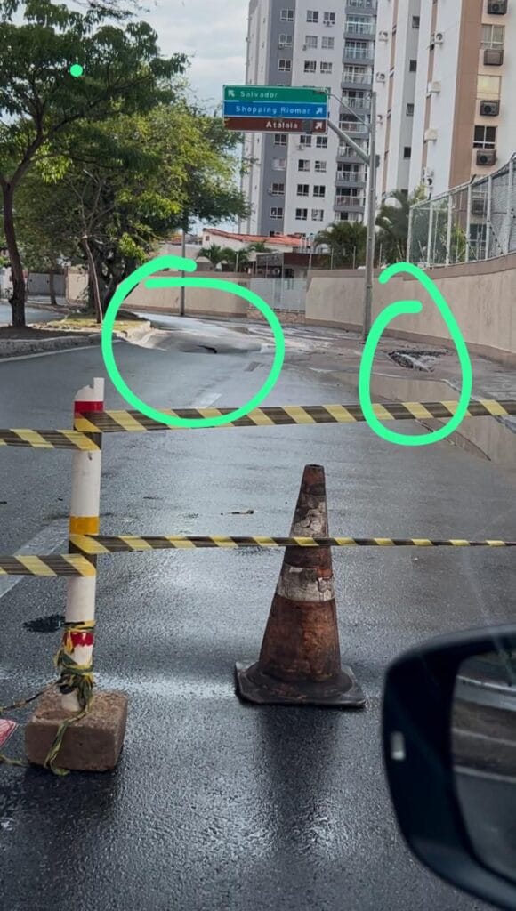 Duas crateras abrem na avenida Acrísio Cruz, em Aracaju