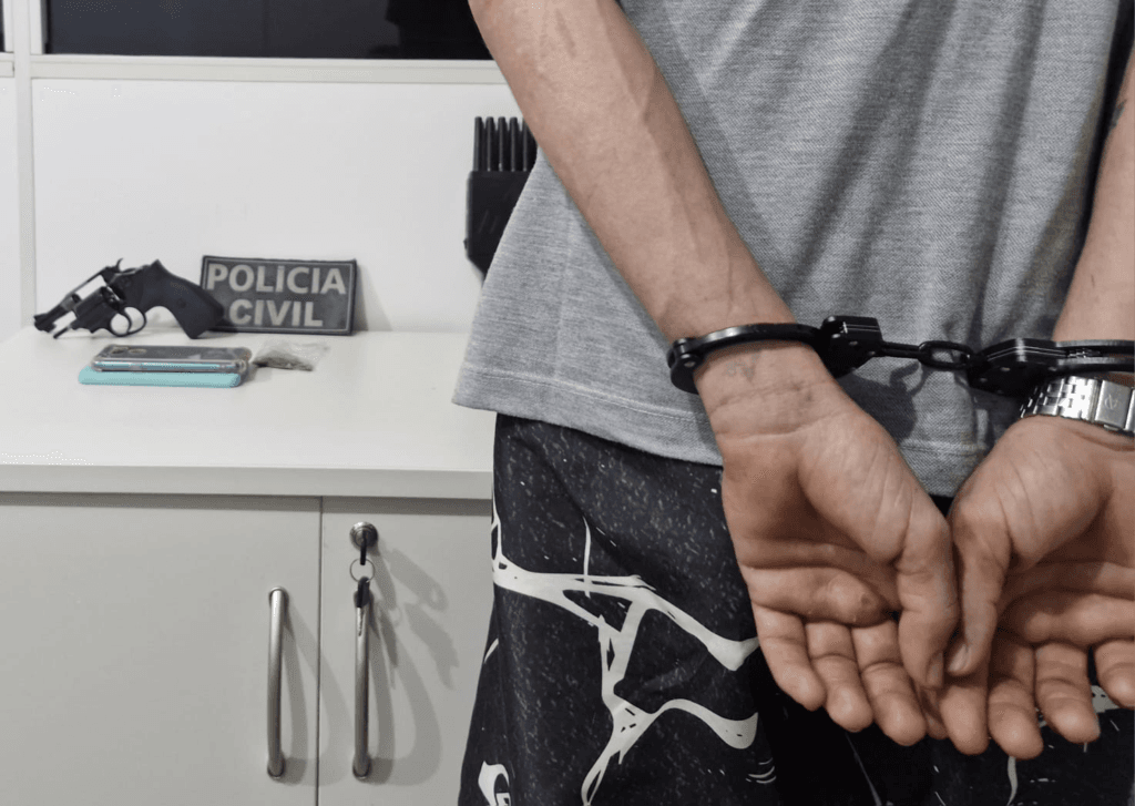 Polícia Civil prende homem com revólver e drogas no Porto Dantas