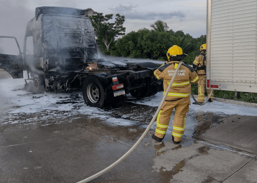 Corpo de Bombeiros atende ocorrência de incêndio em carreta no município alagoano de Porto Real do Colégio