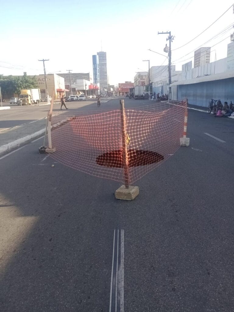 Avenida bloqueada: SMTT orienta desvio de rota da avenida Antônio Cabral por cratera sob risco de ceder