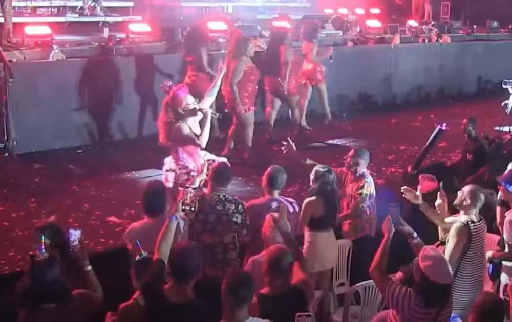 Gloria Groove cai do palco durante show no Carnaval do Recife
