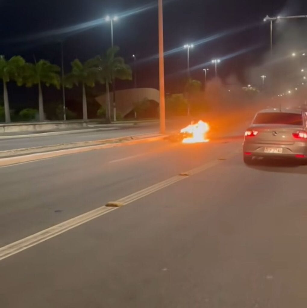 Moto pega fogo após acidente na avenida Beira Mar