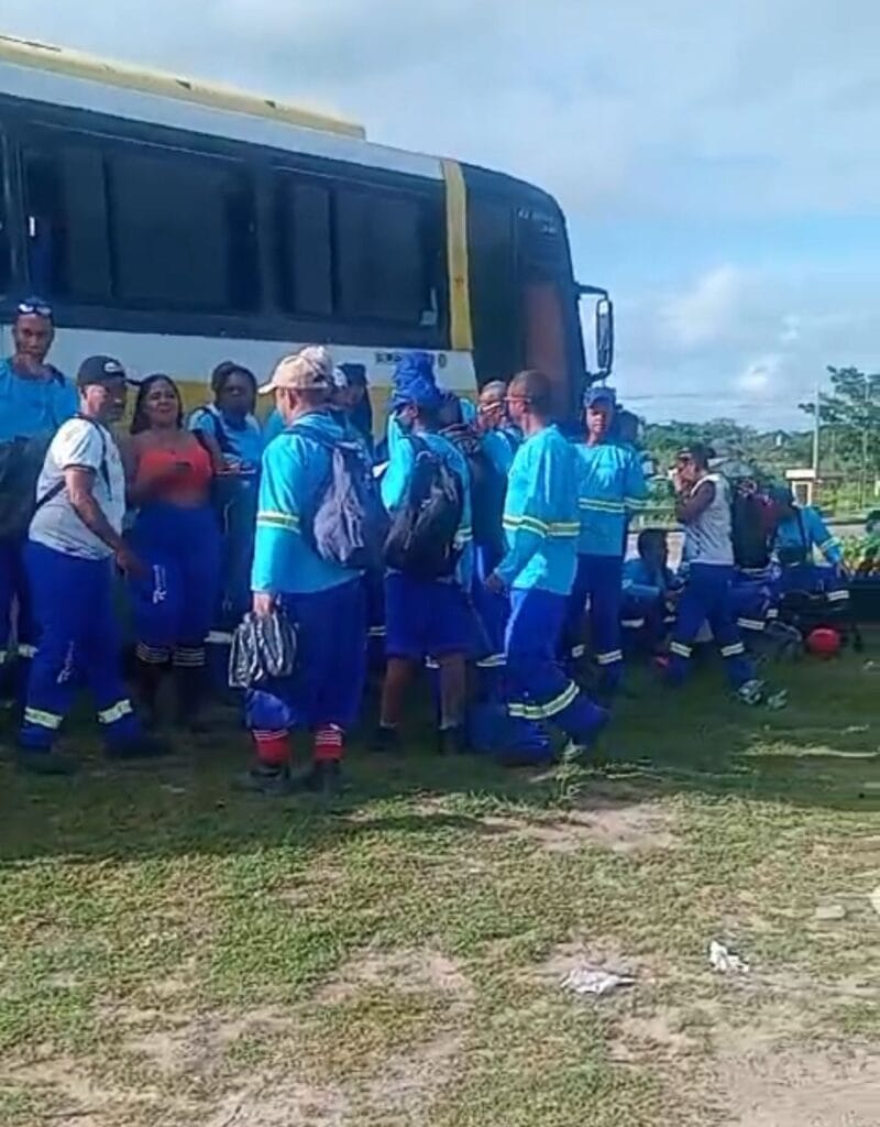 Trabalhadores da limpeza de Aracaju protestam por falta de pagamento