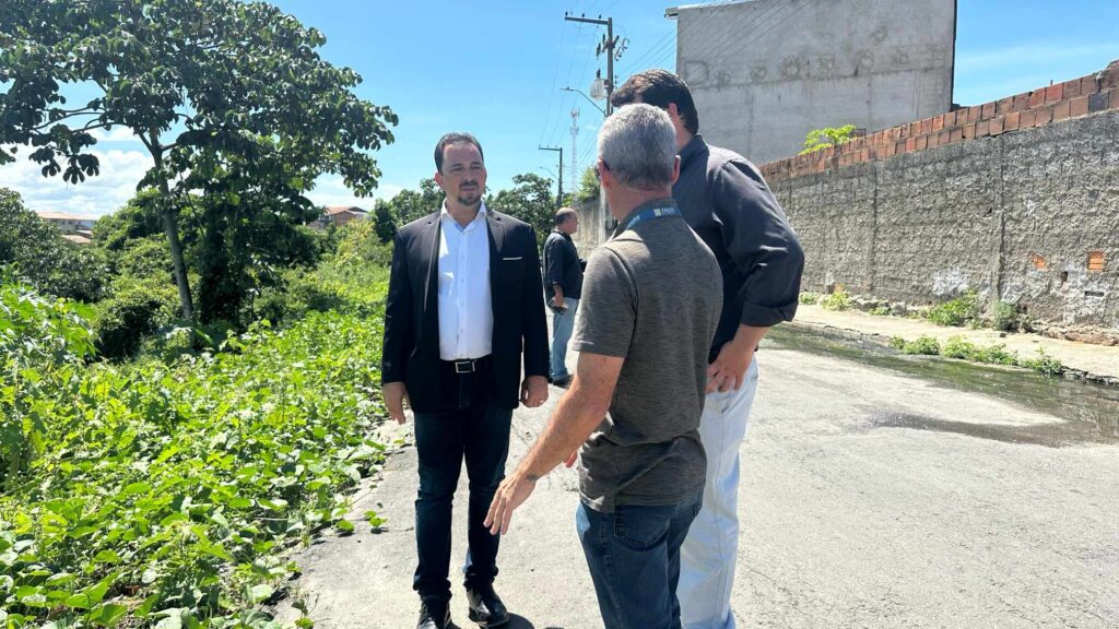 Vereador Fábio Meireles denuncia perigo de desabamento de uma encosta no bairro Soledade