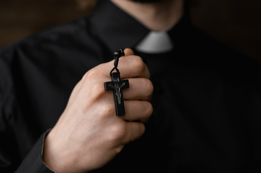 Padre exorcista revela quais são as portas espirituais que permitem a entrada de demônios