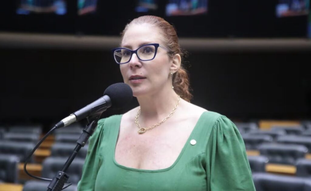 Defesa da deputada federal Carla Zambelli (PL-SP) pretende solicitar prisão domiciliar