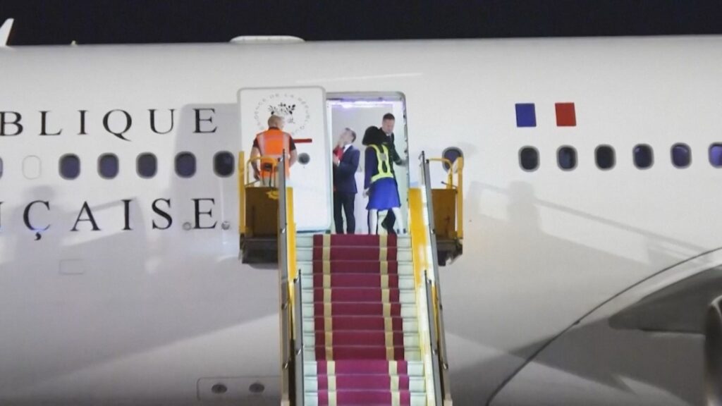 Vídeo: Macron leva ‘empurrão no rosto’ da primeira-dama ao desembarcar no Vietnã