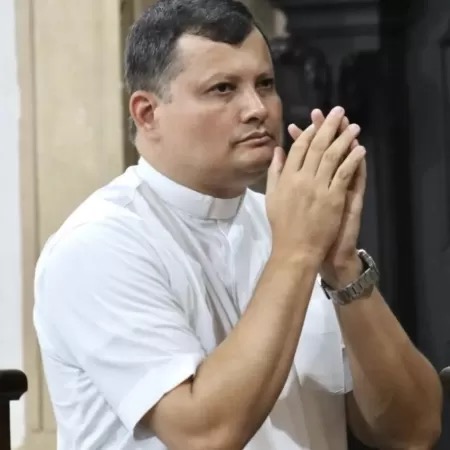 Padre desaparecido em Alagoas é encontrado preso no telhado de casa