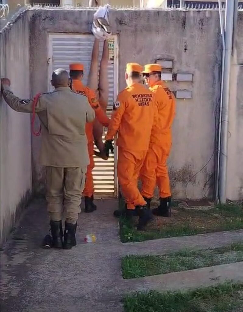 Homem fica pelado e pendurado pelas calças ao tentar invadir um condomínio