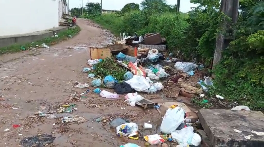 Lixeira é formada na rua Leandro Maciel em Itabaiana