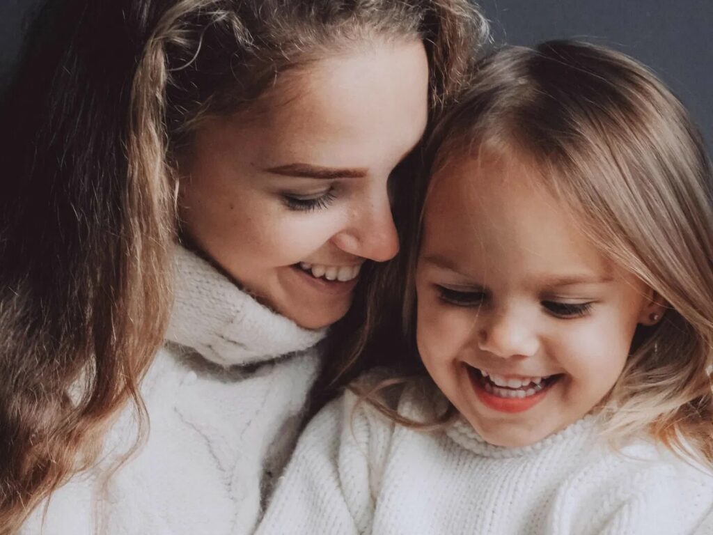 Além do Afeto: Amor materno molda o cérebro e garante um futuro mais saudável