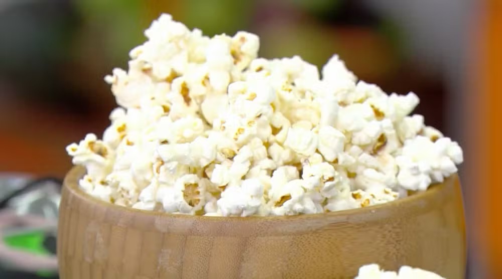 Pipoca hidratada na água: receita viral que promete lanche sem óleo e delicioso