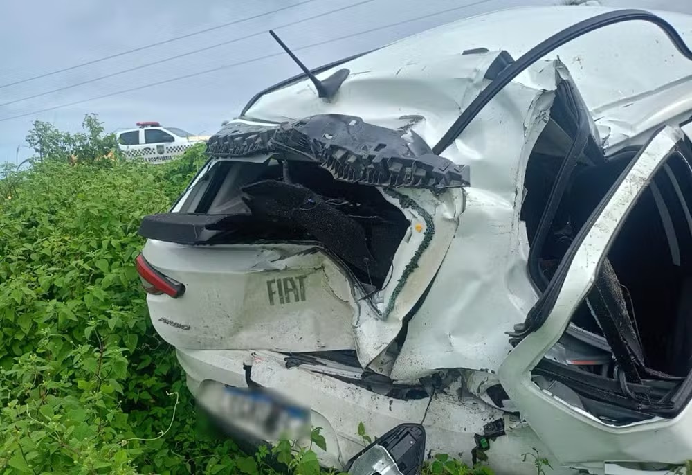 Acidente entre Carro e Micro-ônibus Deixa Motorista Ferido em Santo Amaro das Brotas