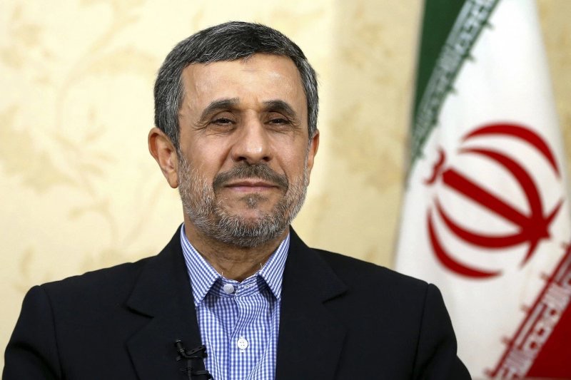Ex-presidente do Irã, Mahmoud Ahmadinejad, sobrevive a tentativa de assassinato após sabotagem em carro