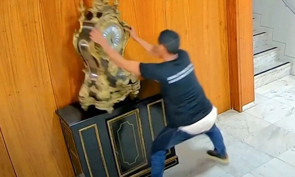 Condenado por destruir relógio histórico no 8 de janeiro deixa prisão em Minas Gerais