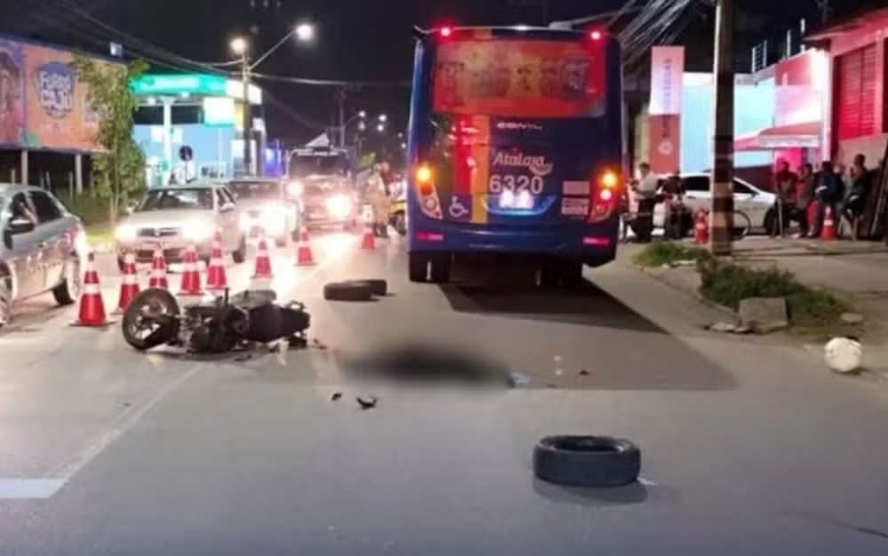 Motociclista morre em colisão com ônibus na Avenida Euclides Figueiredo, em Aracaju