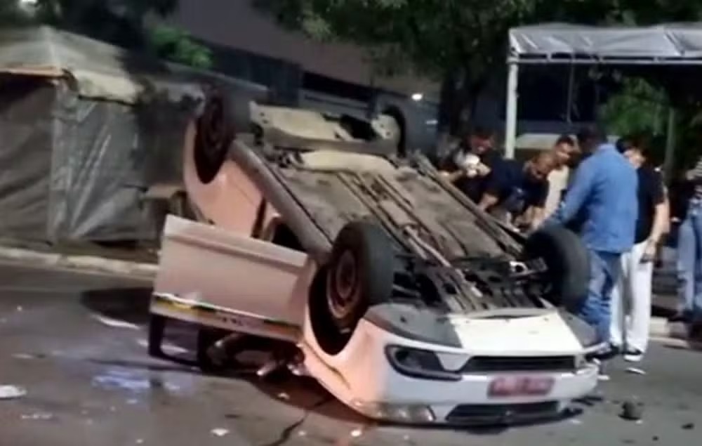 Táxi capota após colisão no Conjunto João Alves, em Nossa Senhora do Socorro
